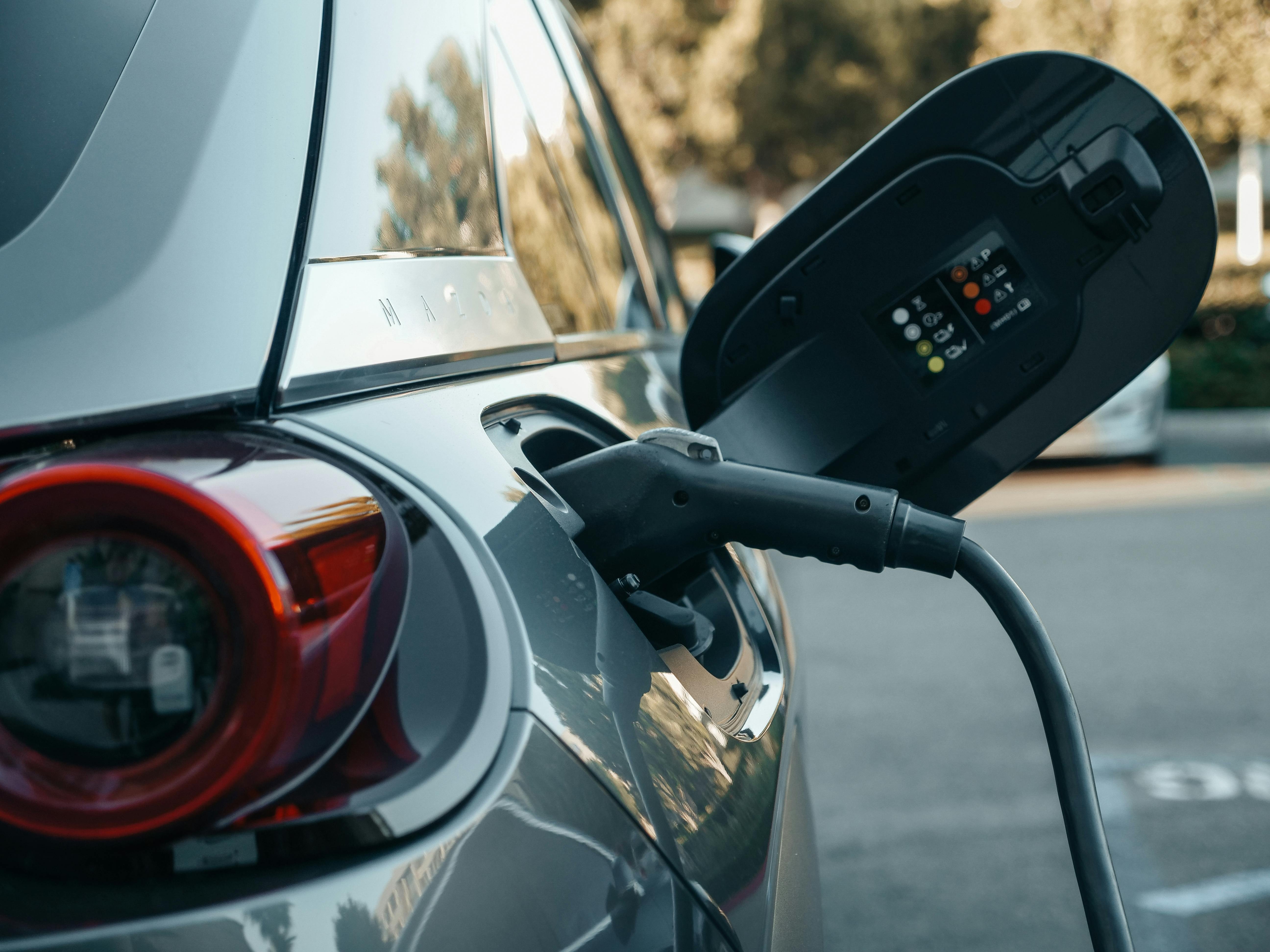 Onde recarregar o carro elétrico? Brasil pode para atrair US$ 1 bi em investimentos em eletropostos, diz estudo