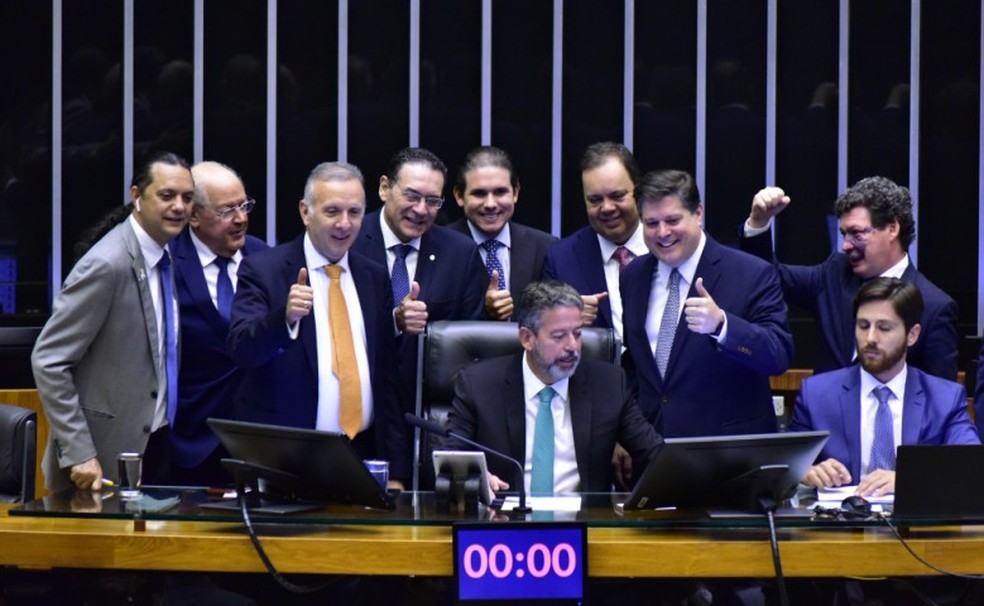 Motta entre deputados: atuao em reformas como a da Previdncia  Foto: Zeca Ribeiro / Cmara dos Deputados