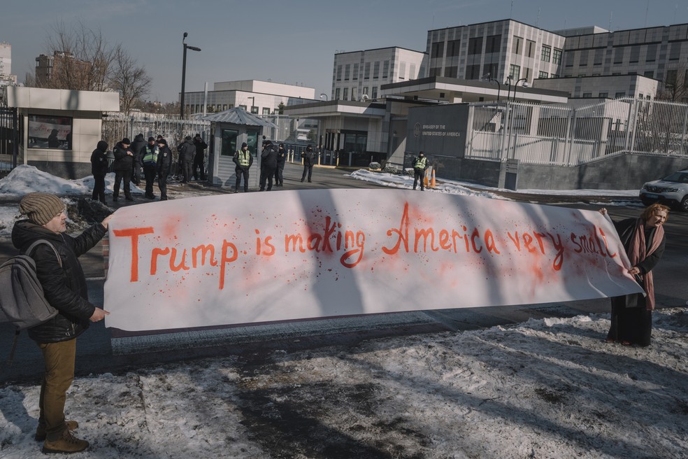 Manifestantes em Kiev protestam contra acordo que abre caminho para exploração dos recursos minerais ucranianos pelos EUA — Foto: Andrew Kravchenko/Bloomberg