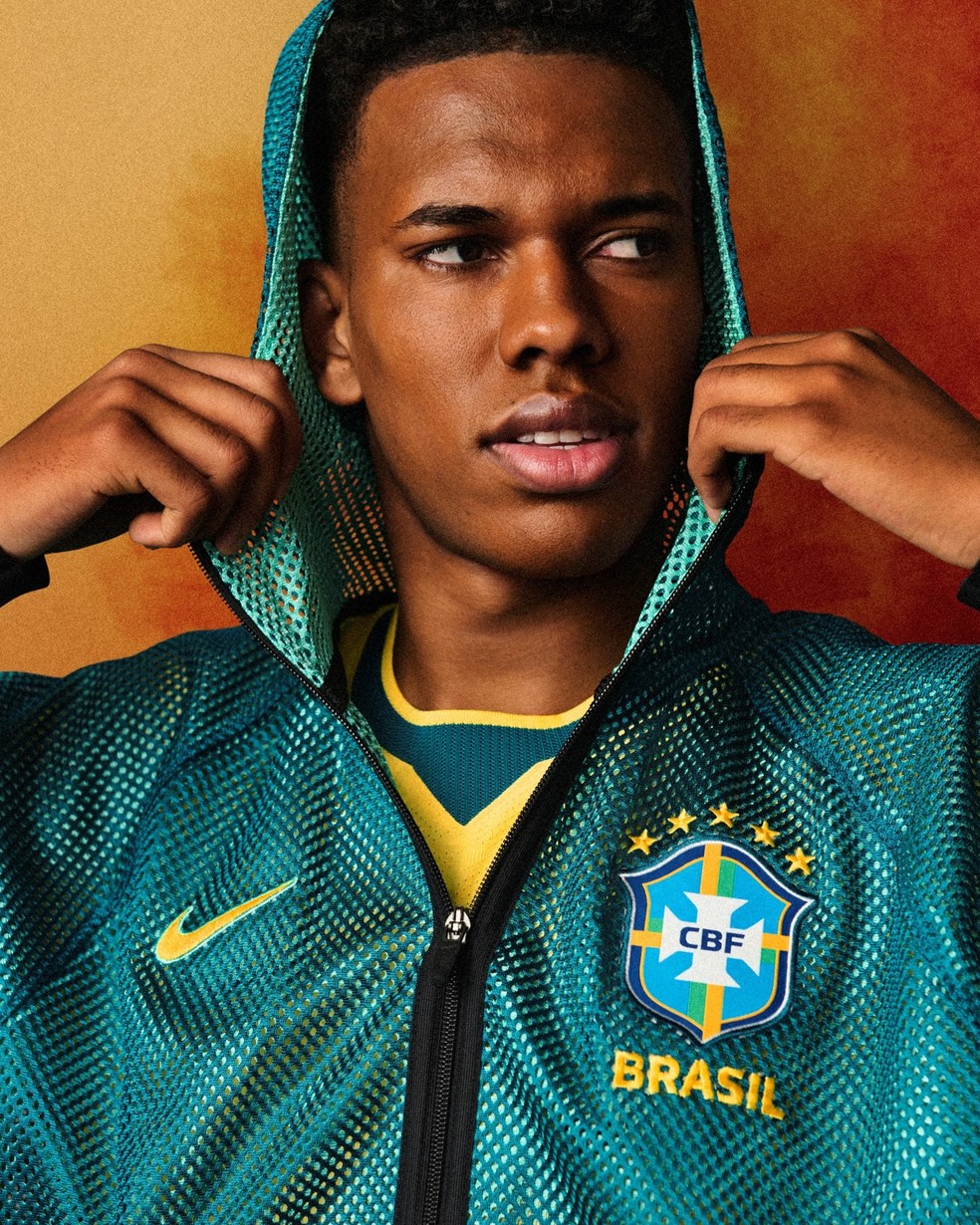 Estevão com a nova camisa número 1 e casaco de treino da seleção brasileira — Foto: Divulgação / Nike