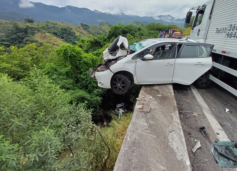 Carro ficou pendurado na mureta às margens da pista em acidente no último dia 16 — Foto: Divulgação/PRF