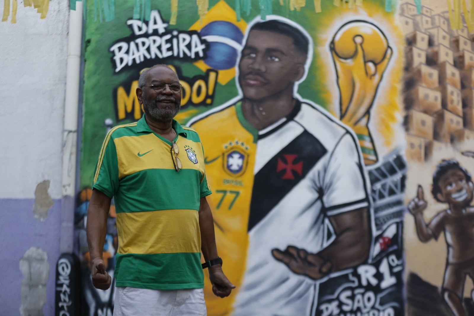 Rayan: Familiares e vizinhos celebram atacante em bairro do Rio