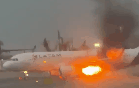Turbina de avião da Latam pega fogo antes de decolagem no Peru; vídeo