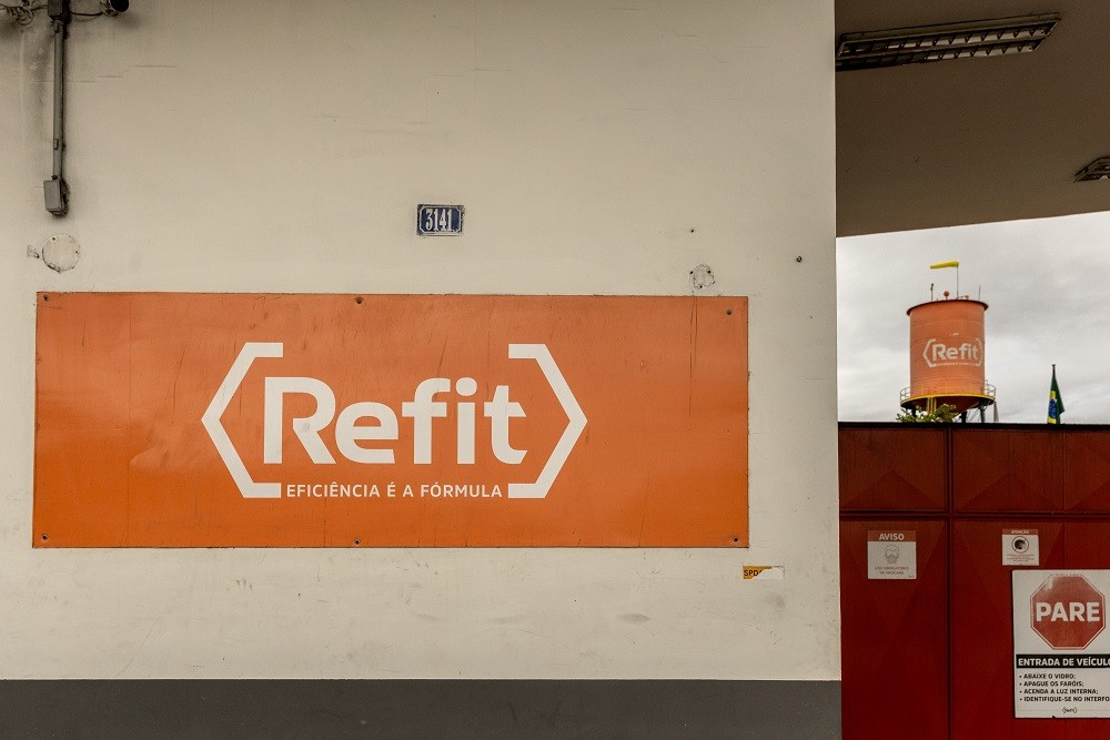 Mensagens mostram articulação de secretário de Cláudio Castro e ex-presidente do Inea por renovação de licença da Refit - QTU Questões do Universo