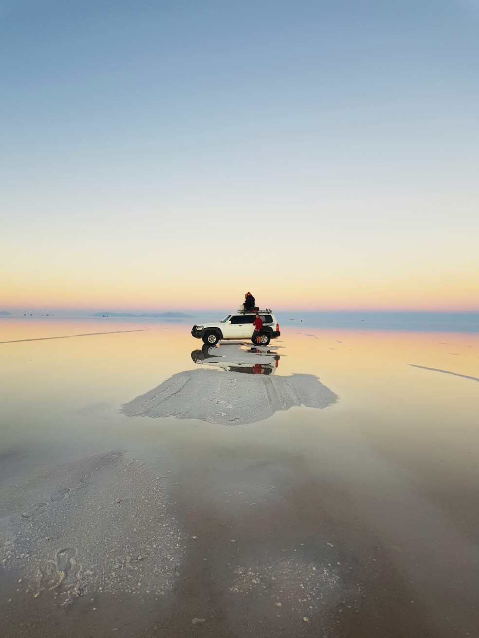 Carro de excursão no Salar de Uyuni, na Bolívia — Foto: Reprodução/Unsplash/Jacques Pique