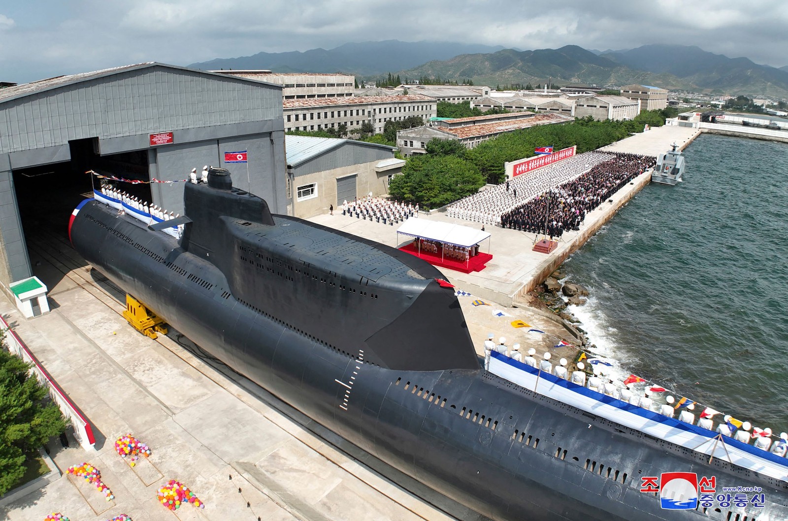 Submarino tático foi anunciado pela Coreia do Norte nesta quinta-feira — Foto: KCNA VIA KNS / AFP