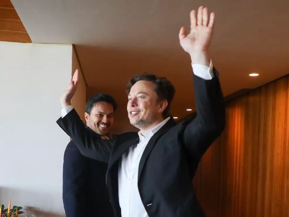Musk é recebido pelo ministro das Comunicações, Fabio Faria, no Hotel Fasano Boa Vista — Foto: Reprodução / Twitter