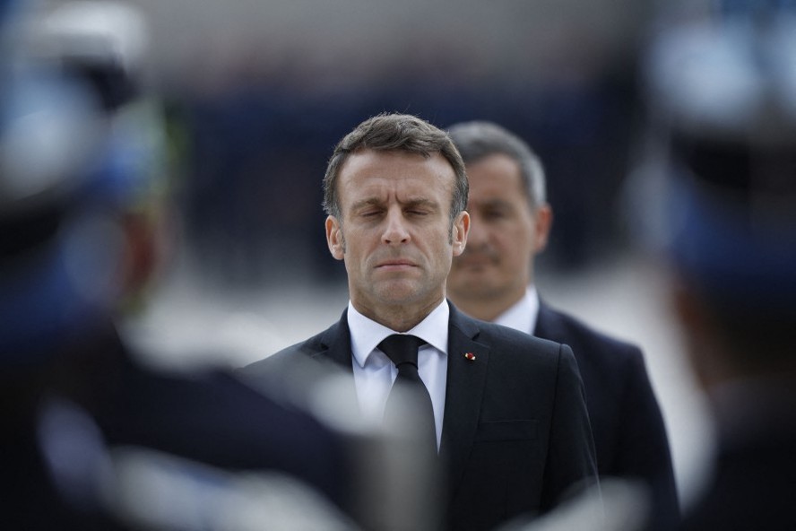 Presidente da França, Emmanuel Macron, fecha os olhos durante cerimônia para policiais que morreram em acidente de carro