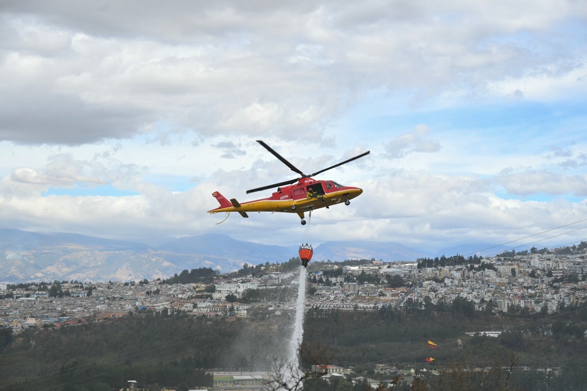 Bombeiros usam quatro helicópteros para combater incêndio que consumiu 200 hectares em Quito