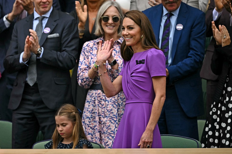 Kate Middleton e a princesa Charlotte assistiram à final masculina de Wimbledon no ano passado n Tribuna Real — Foto: AFP