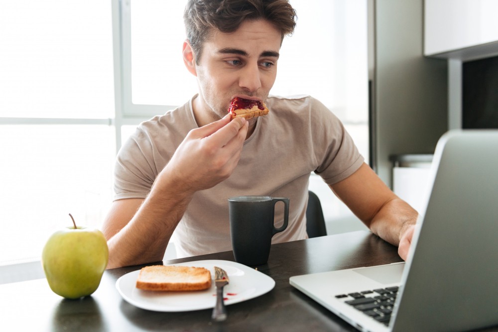 Homens que comem em horários diferentes nos dias úteis e fins de semana podem ter maior risco cardíaco, aponta estudo - QTU Questões do Universo