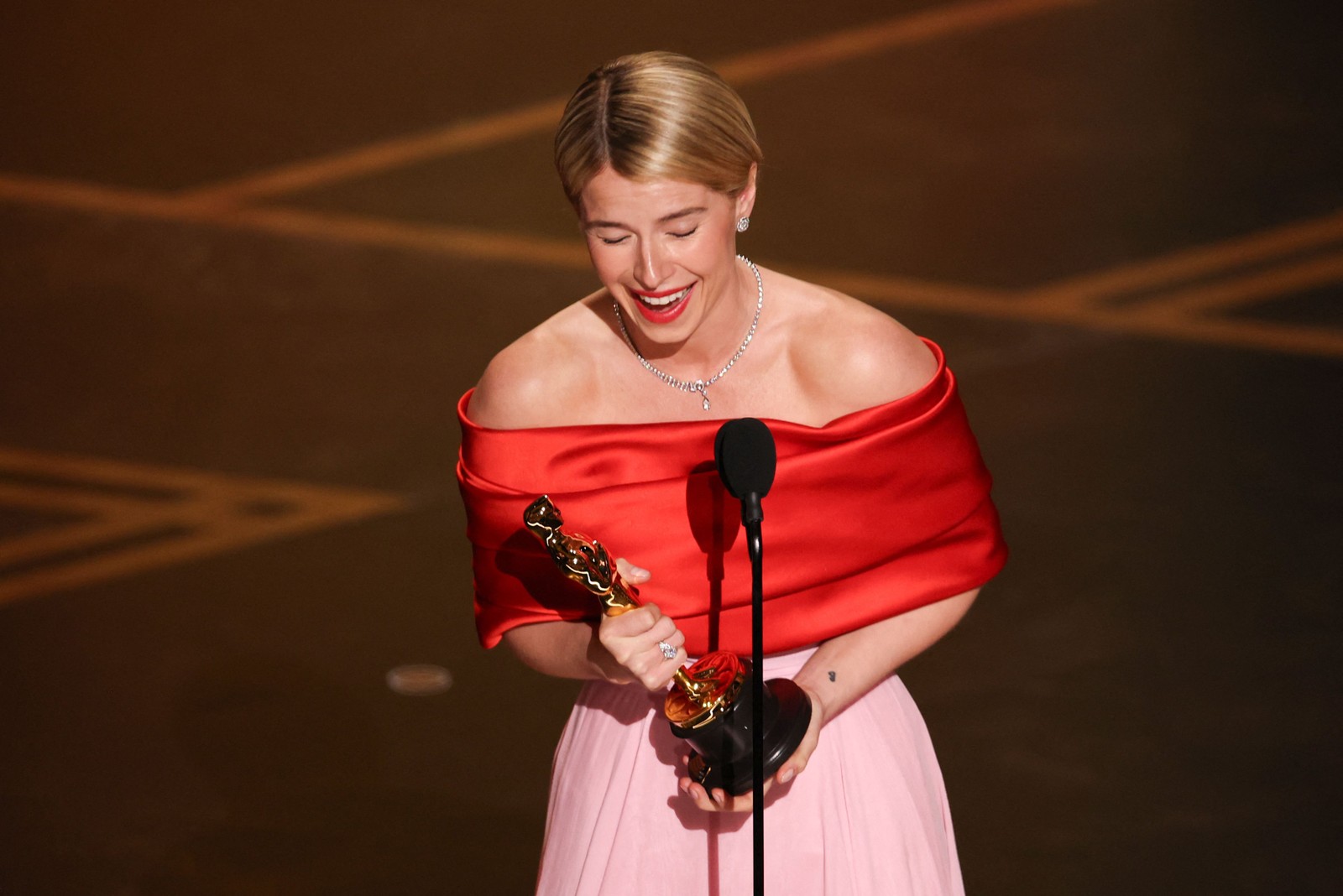Jessie Buckley aceita o prêmio de melhor atriz por "Hamnet" — Foto: PATRICK T. FALLON