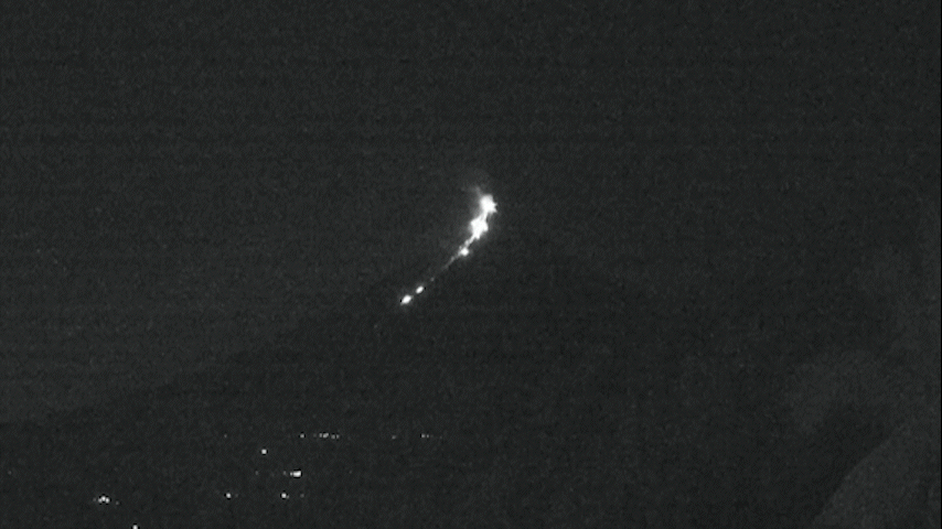 Meteoro ilumina céu sobre vulcão ativo nas Filipinas e cria cena descrita como 