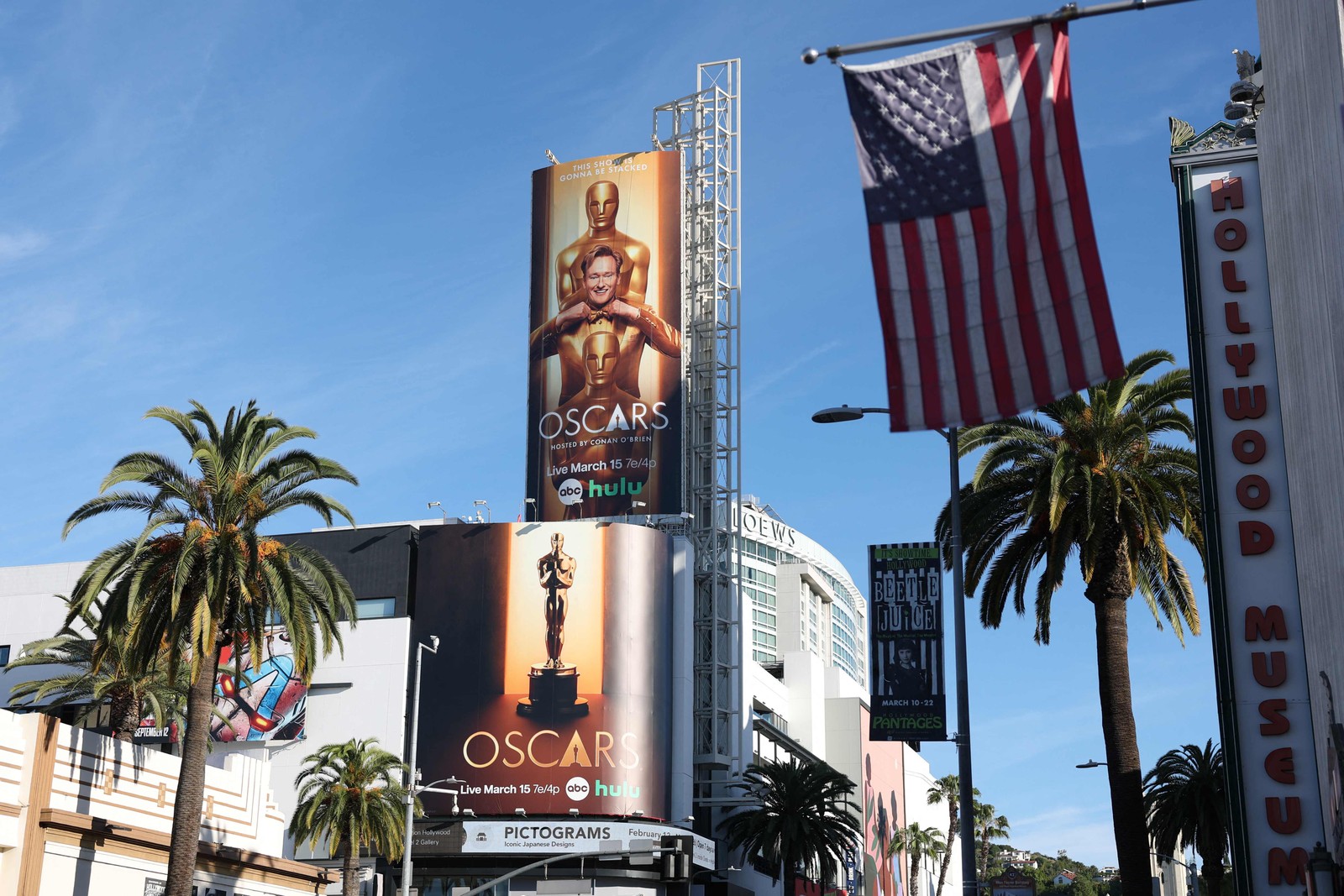 O comediante americano Conan O'Brien, que apresentará a premiação, aparece em um outdoor na frente do Teatro Dolby, onde a cerimônia acontece — Foto: ANGELA WEISS / AFP