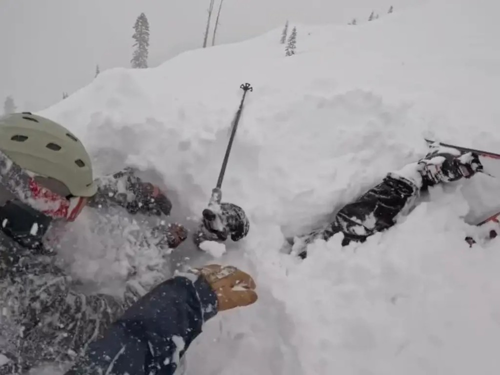 Momento em que esquiadores resgatam homem soterrado na neve nos EUA ...