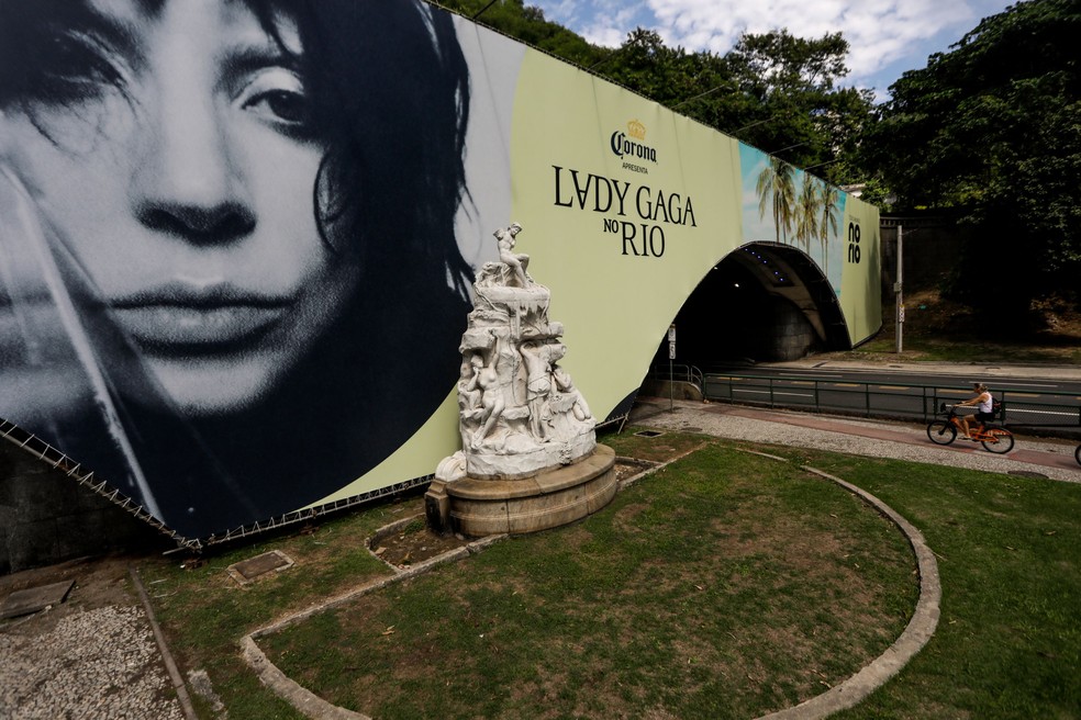Lady Gaga vem aí: painel de 70 metros de largura instalado na entrada do Túnel Velho — Foto: Gabriel de Paiva / Agência O Globo