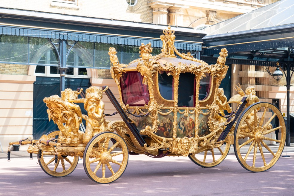 A tradicional Carruagem de Ouro de Estado será usada na procissão de volta para o Palácio de Buckingham — Foto: Reprodução/Família Real