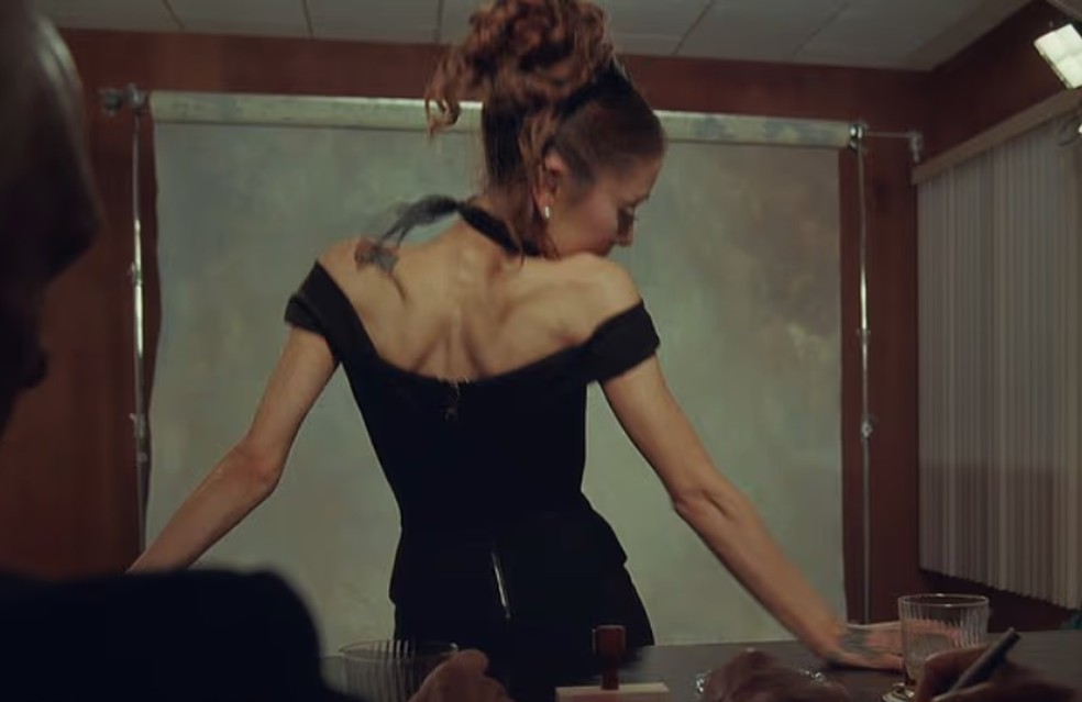Ariana Grande em cena do clipe de 'Petal' &mdash; Foto: Republic Records/Reprodu&ccedil;&atilde;o