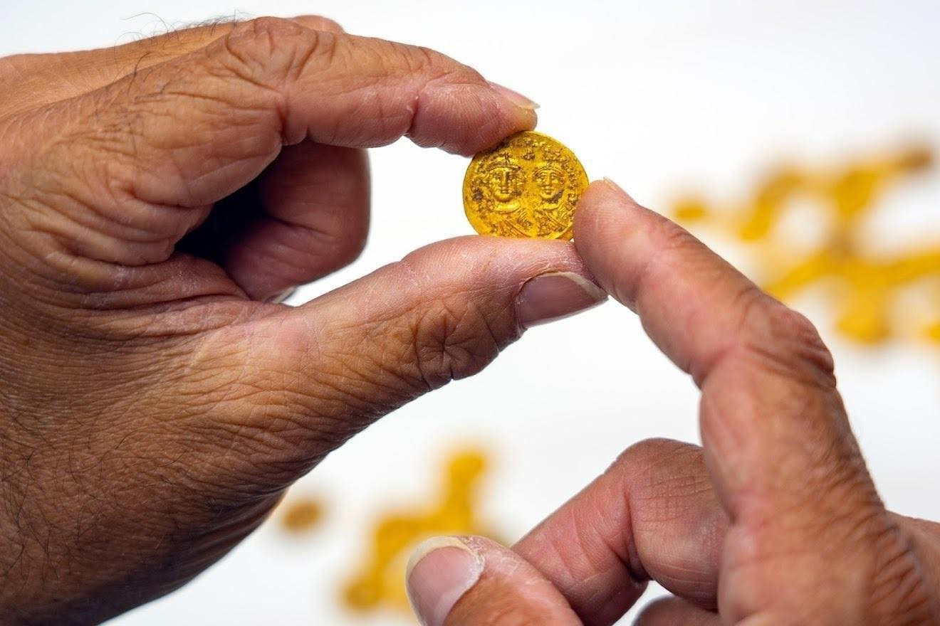 Mais de 40 moedas de ouro foram encontradas por arqueólogos da Autoridade de Antiguidades de Israel  — Foto: Divulgação