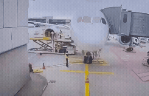 Boeing 787 da Lufthansa sofre colapso do trem de pouso e cede no pátio do aeroporto de Frankfurt; vídeo
