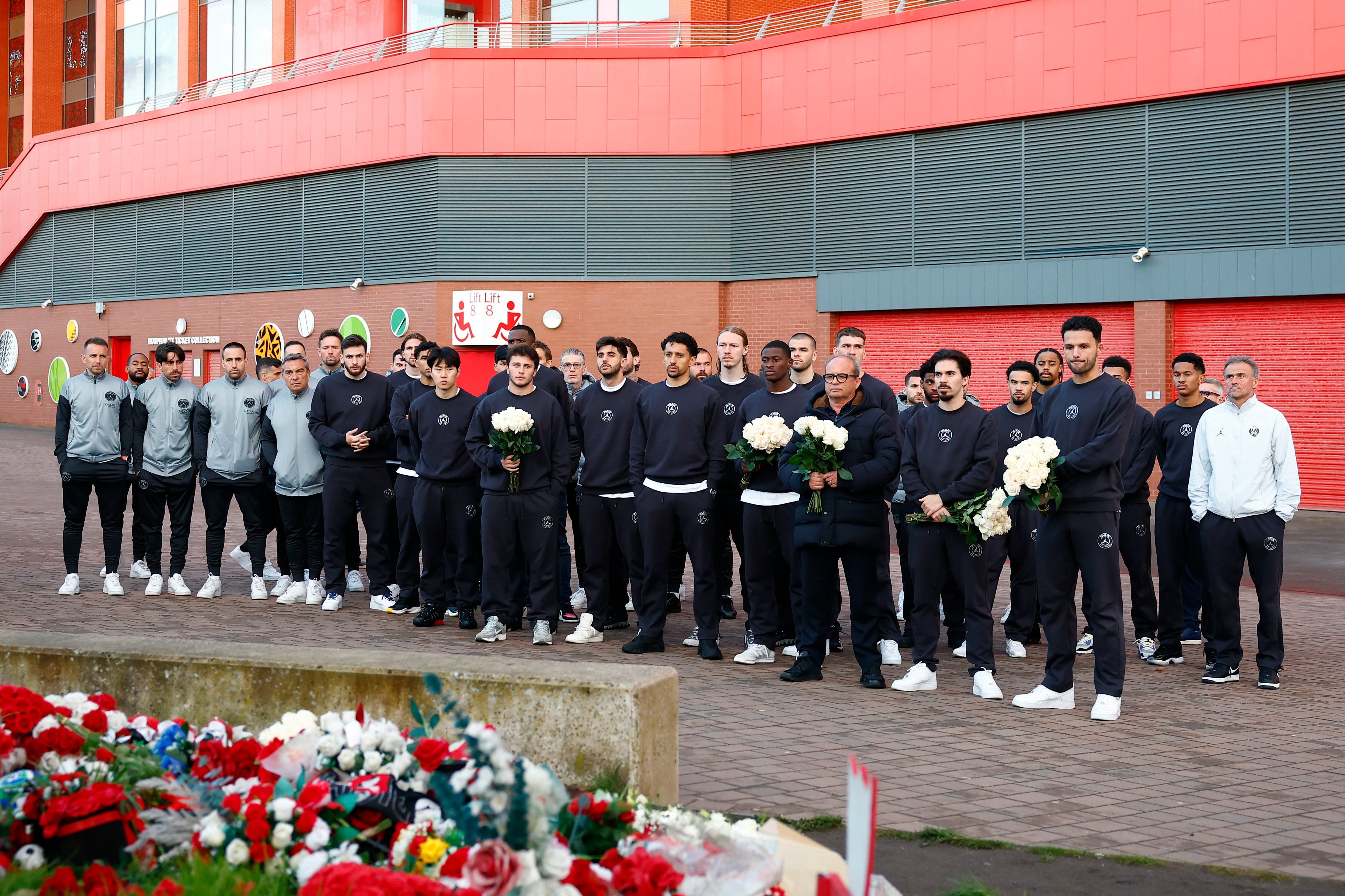 PSG homenageia vítimas de tragédias antes de jogo contra Liverpool