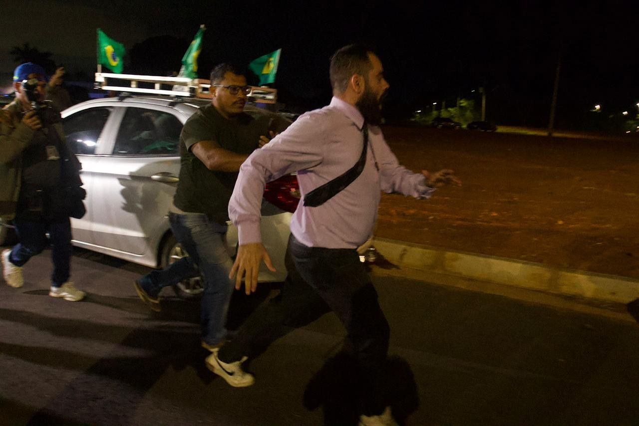 Vigília de apoiadores termina em confusão após homem discursar a favor de prisão de Bolsonaro