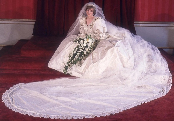 Princesa Diana em seu icônico vestido de casamento, desenhado por David e Elizabeth Emanuel, em julho de 1981. — Foto: Wikimedia