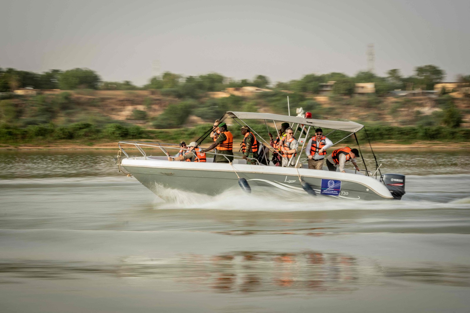 Príncipe herdeiro da Dinamarca, Frederik (centro), e ministro da Cooperação para o Desenvolvimento e Política Climática Global, Dan Joergensen, durante um passeio de barco no rio Níger em Niamey, Níger — Foto: Mads Claus Rasmussen / Ritzau Scanpix / AFP