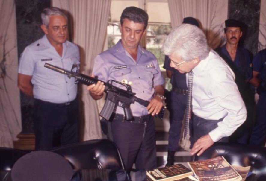 Moreira Franco observa fuzil Colt AR-15 apreendido com traficantes, em 1989