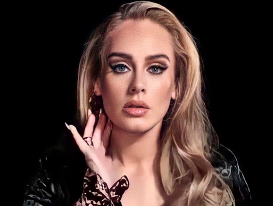 Adele exibe bandeira do Brasil em show e diz: “A sua hora vai