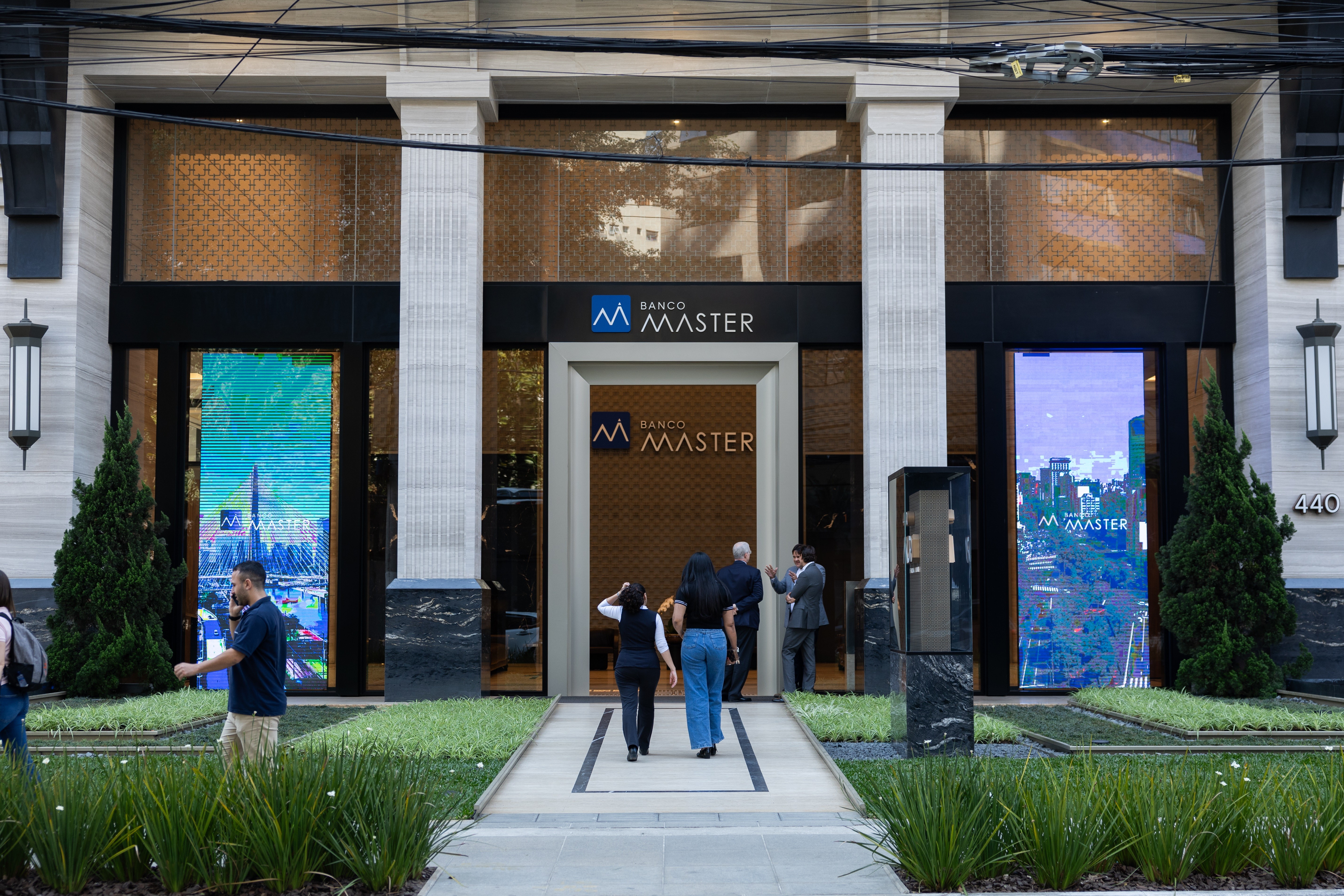 Feminismo cala, esquerda lincha Malu Gaspar e poupa Moraes