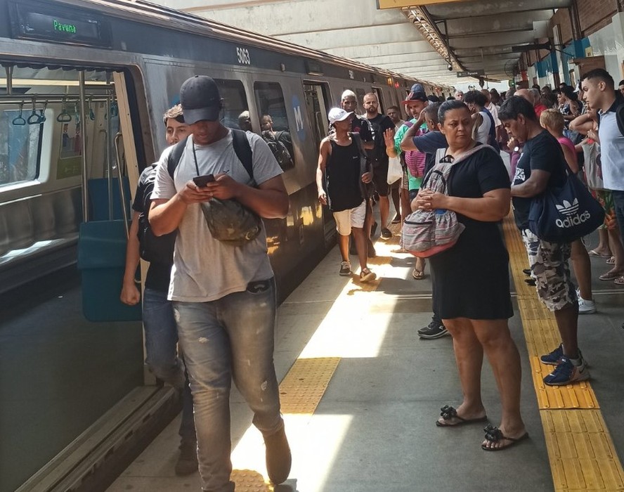 Passageiros aguardam volta da circulação na Linha 2 do Metrô