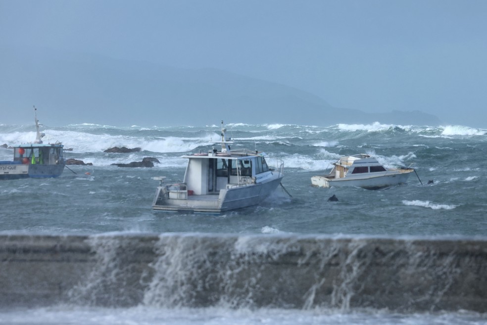 Centenas de pessoas evacuadas na capital da Nova Zelândia devido a ondas de 11 metros — Foto: Ben Strang/AFP