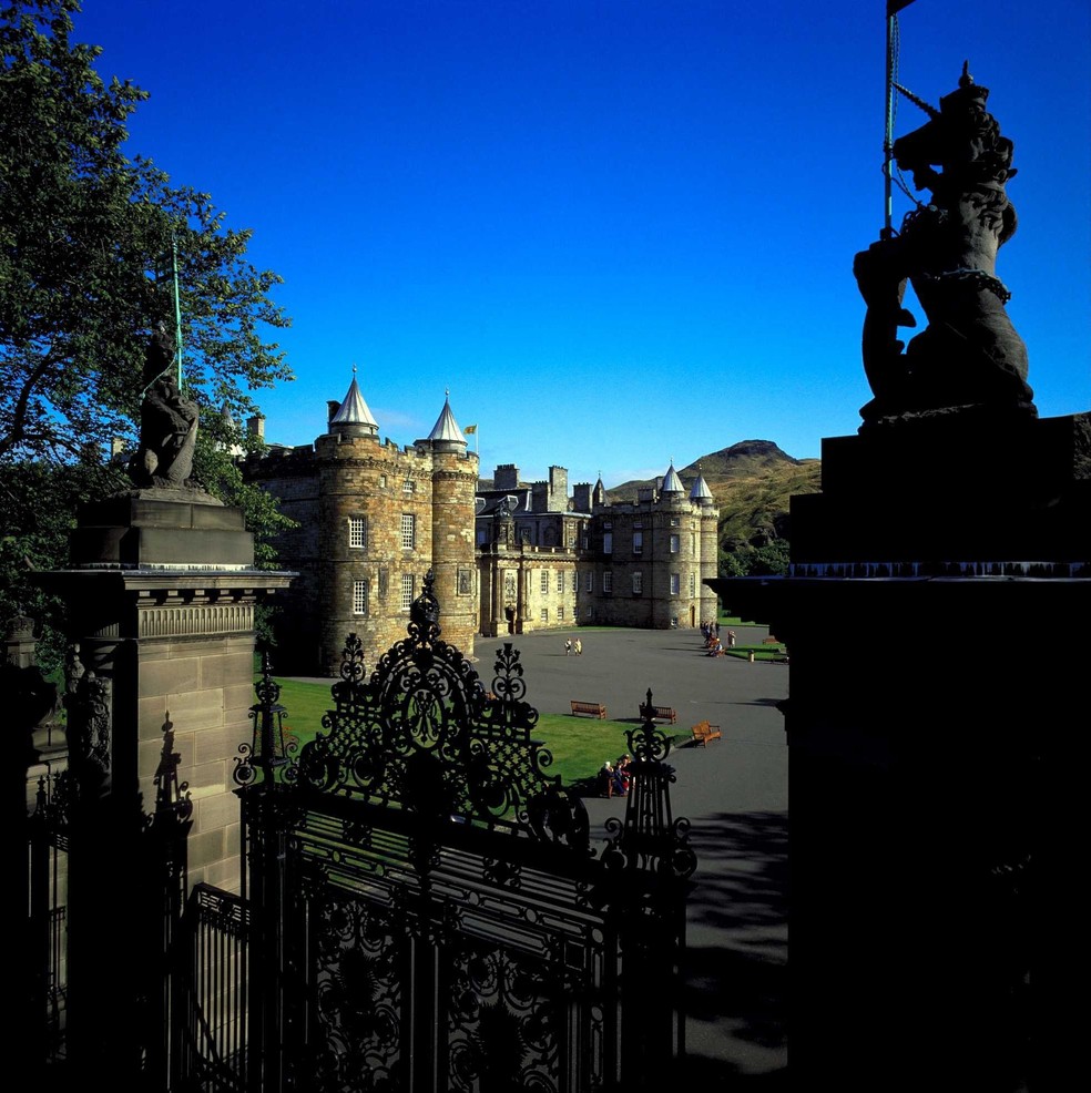 Palácio de Holyroodhouse, em Edimburgo, é a única residência oficial fora da Inglaterra — Foto: British Tourist Authority/ Divulgação