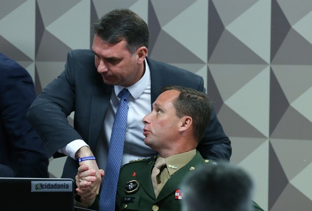 Flávio Bolsonaro cumprimenta Mauro Cid em depoimento na CPI do 8 de janeiro