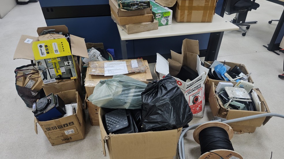 Operação da DDSD, da Polícia Civil, mira exploração clandestina de serviço de internet por CV e TCP — Foto: Divulgação/ PCRJ