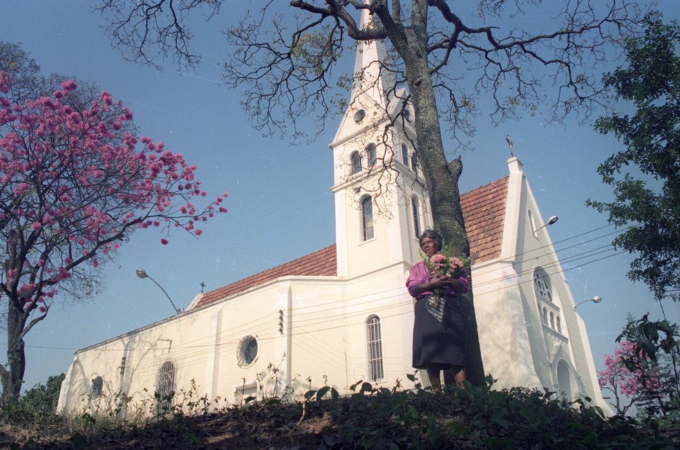 Igreja de Santa Cecília, em Brás de Pina — Foto: Gustavo Stephan / Agência O Globo / 26-08-1992