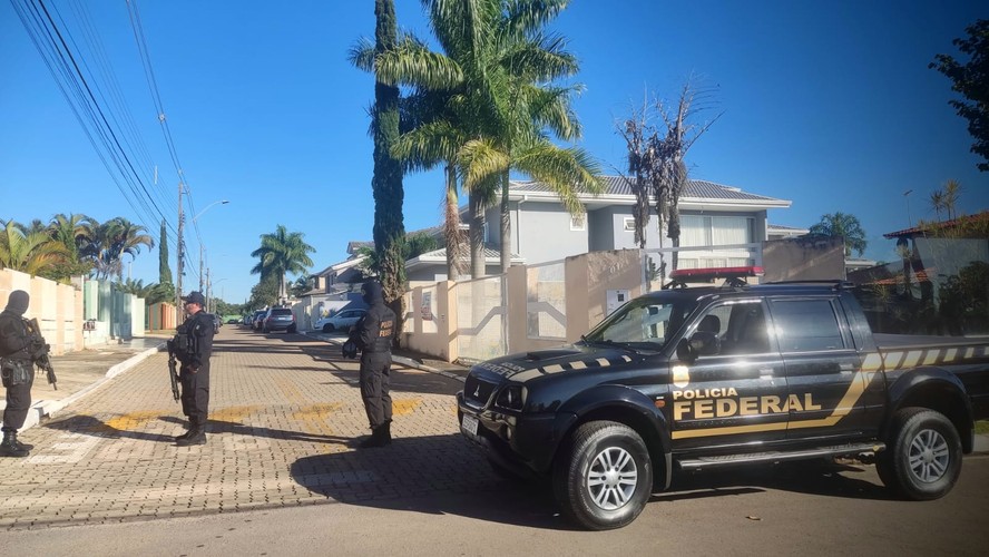 Polícia Federal faz busca e apreensão na casa do ex-presidente Jair Bolsonaro em Brasília