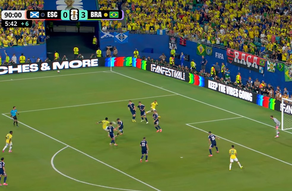 Passe decisivo de Neymar; aos 50 minutos, Vinicius Jr tenta chutar, mas é bloqueado pela zaga dentro da área — Foto: Reprodução