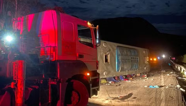 Ônibus capota e deixa 4 mortos e 32 feridos na BR-116 em MG