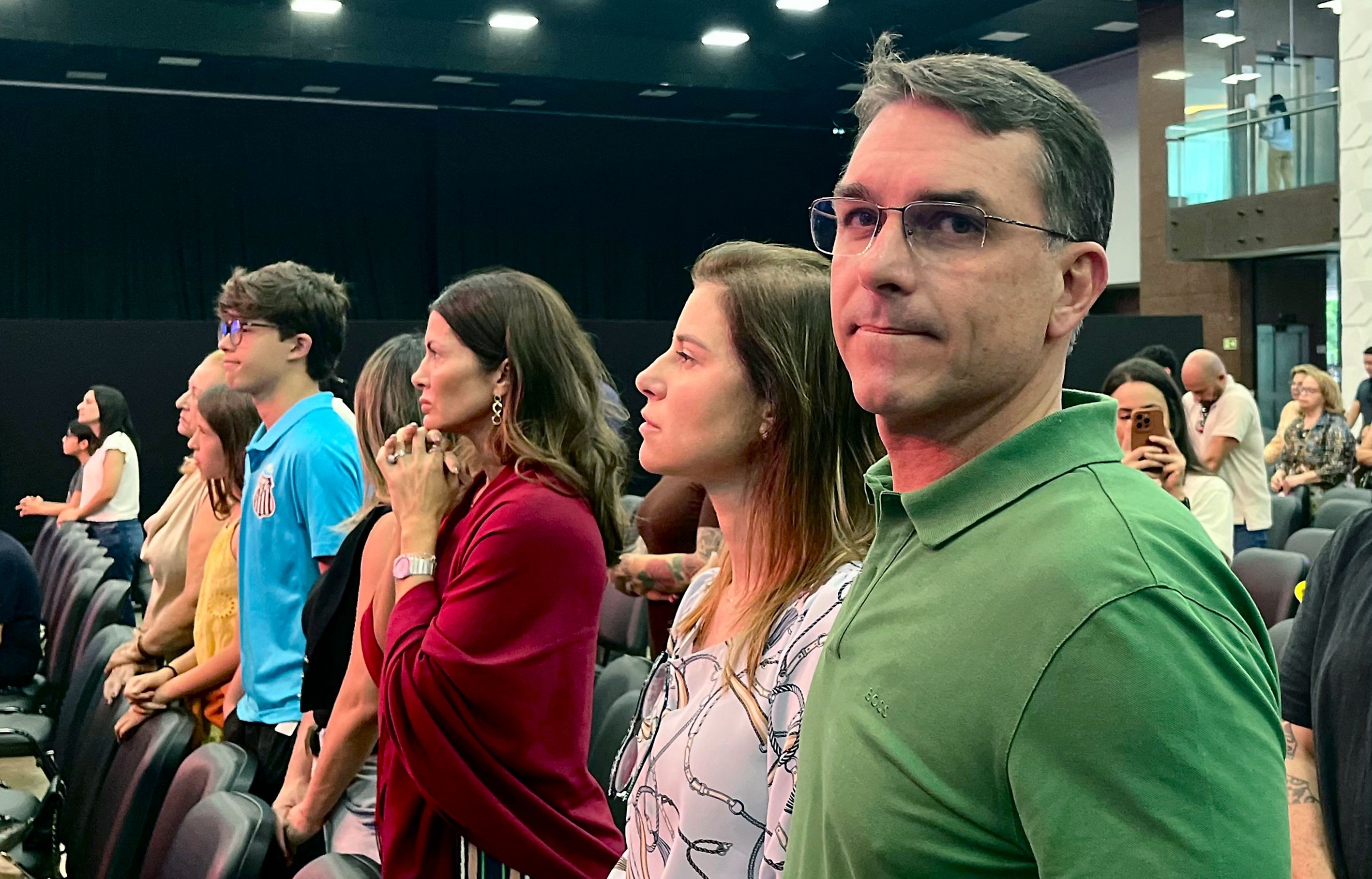 Após pesquisa desfavorável e insatisfação do Centrão, Flávio sinaliza desistir de candidatura e elogia Tarcísio