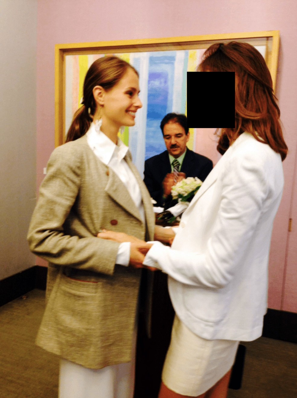 Karyna Shuliak, à esquerda, no casamento com uma mulher em 2013 — Foto: Departament of Justice via The New York Times
