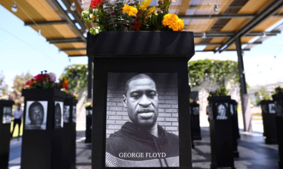 Foto de George Floyd é exibida em exposição no com outras 200 imagens de negros e negras dos EUA vítimas de racismo e crime de ódio em San Diego, na California — Foto: AFP