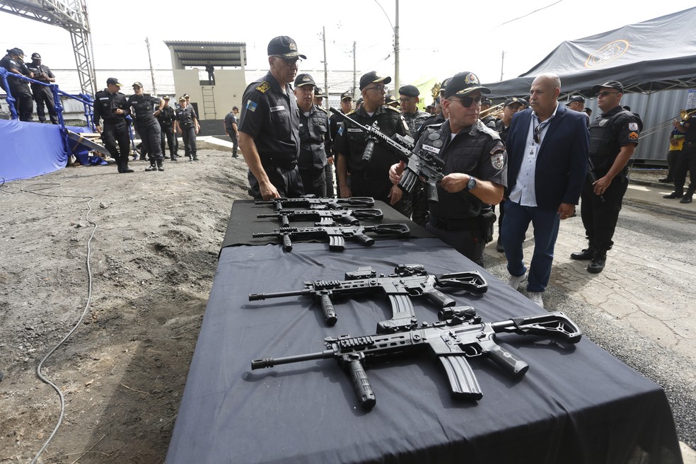 Polícia Militar entrega 600 novos fuzis, com menor poder de destruição ...
