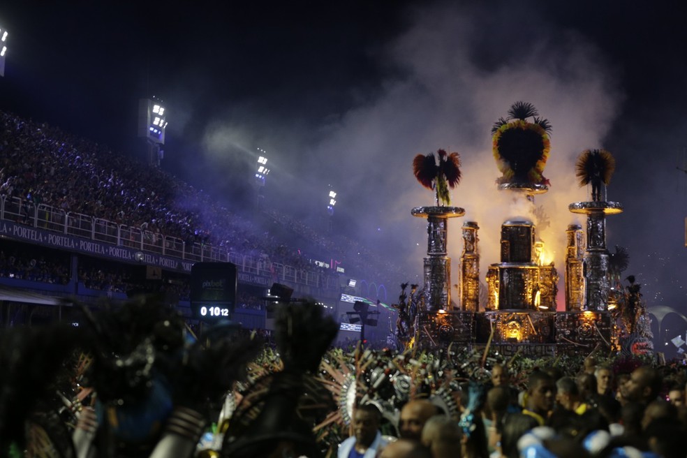 Desfile da Unidos de Vila Isabel: samba-enredo icônico de Martinho da Vila "Gbala - Viagem ao Templo da Criação" embala novamente o carnaval da agremiação — Foto: Alexandre Cassiano