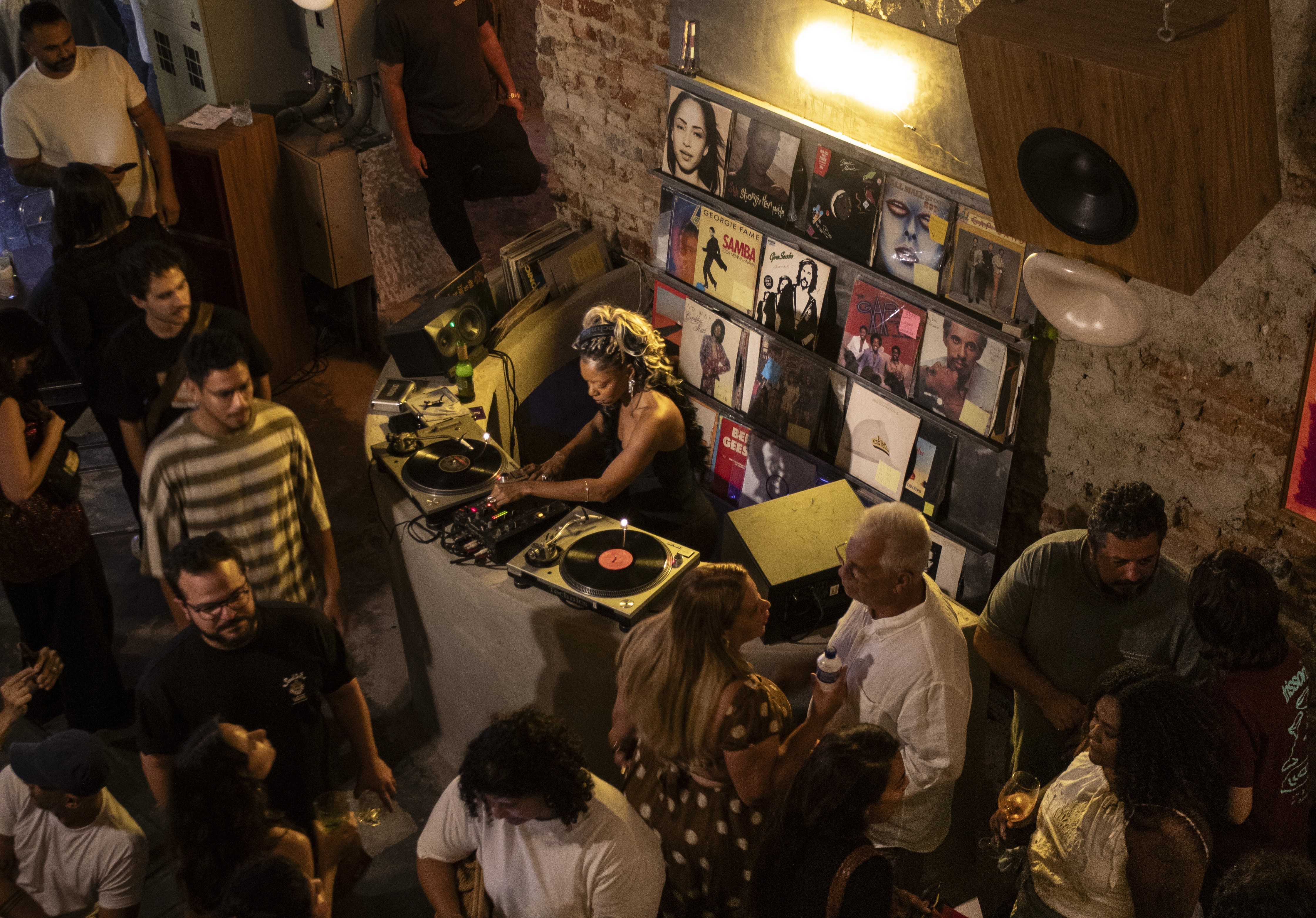 De 'listening bar' a festas na calçada,  febre de discotecagem em vinil contagia noite carioca - Foto