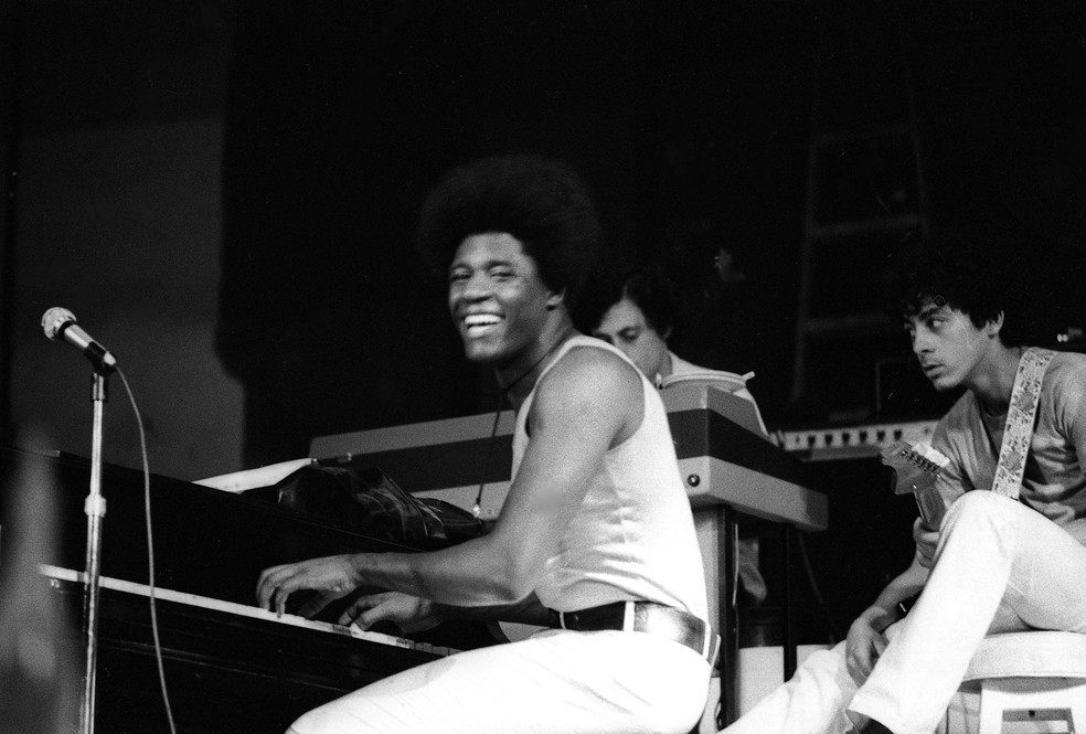 O cantor Tony Tornado ensaiando no Teatro do Copacabana Palace em 1971. — Foto: Jorge Peter / Agência O Globo
