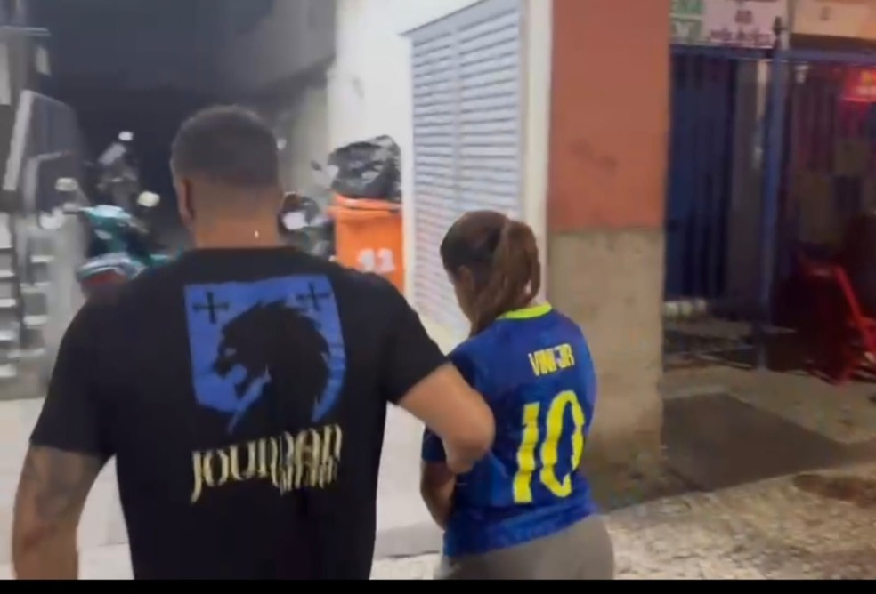 Mulher integrante da quadrilha que aplicava o golpe da falsa central de banco — Foto: Reprodução