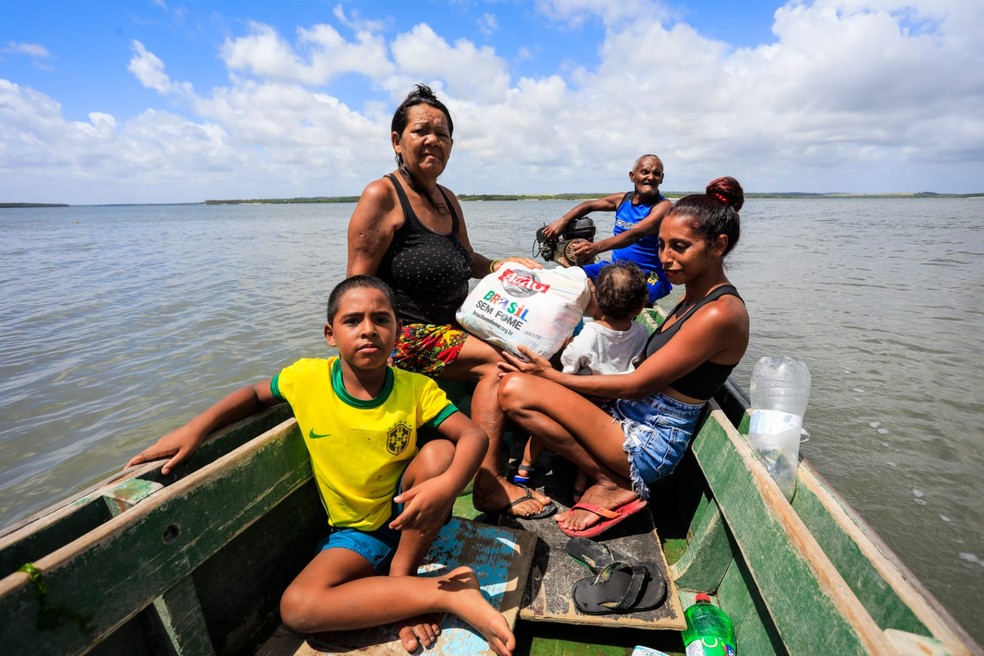 Família em barco na Paraíba com doações da campanha Brasil sem Fome — Foto: Ratão Diniz
