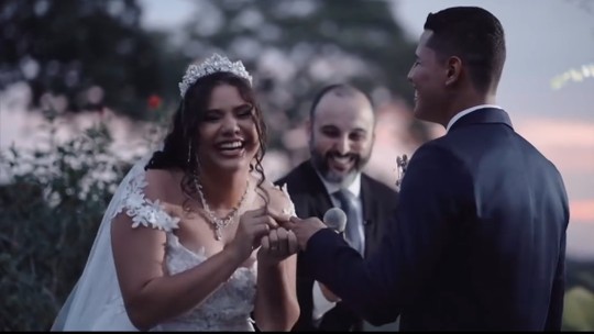 Noiva comete gafe durante os votos de casamento e diverte web: 'até que a sorte nos separe'; assista